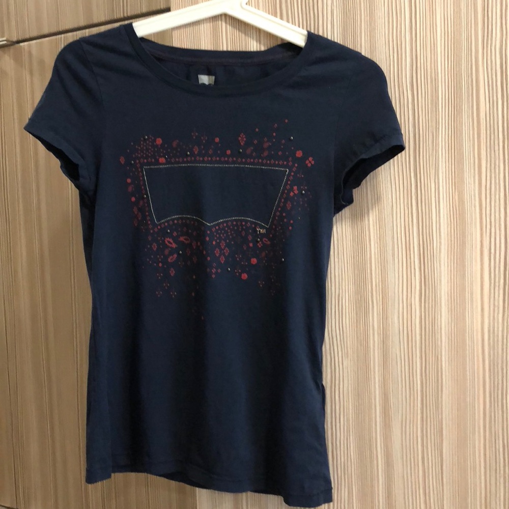 Levi’s Tee Size-XS, 100% cotton, great condition
